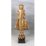 Sehr große, dekorative Buddhastatue, 20. Jh., Holz vollplastisch geschnitzt u.goldbronziert, mit