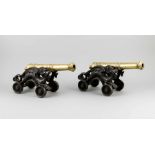 Paar Kanonen, um 1900, Eisen und Bronze, Untergestell mit Drachenverzierung, L. 45 cmMindestpreis: