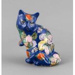 Sitzende Katze, China, 21. Jh., farbig gefaßt mit Obstdekor auf blauem Fond, H. 16,5 cmMindestpreis: