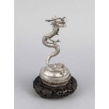 Tischdekoration, China, um 1900, Silber punziert, Drache auf rundem Sockel, aufHolzplinthe und -