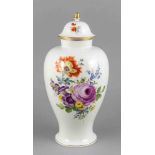 Deckelvase, Meissen, um 1980, 1. W., beidseitig polychrome Blumenmalerei, deutsche Blumen,