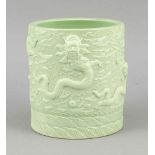 Pinselbecher, China, seladonfarben glasierter, zylindrischer Keramiktopßf mit feinausgearbeiteten