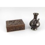 Bronzevase und Holzdeckelkasten, Asien, 20. Jh., Vase, runder Stand, bauchiger Korpus,schlanker Hals