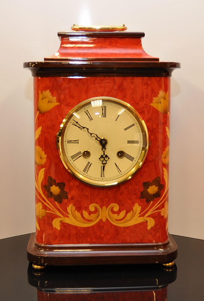 A MODERN LACQUERED FINISH MANTEL CLOCK W
