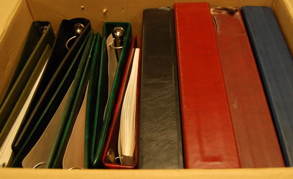 BOX OF EMPTY BINDERS INCLUDING LINDNER,