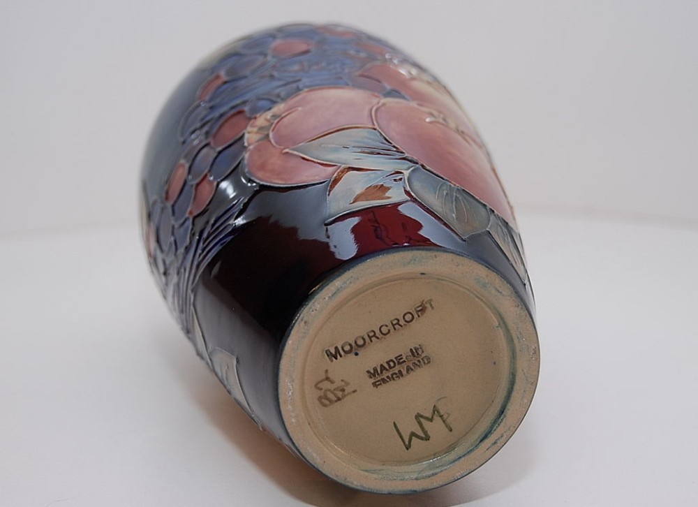 A CONTEMPORARY MOORCROFT VASE DECORATED - Image 4 of 4