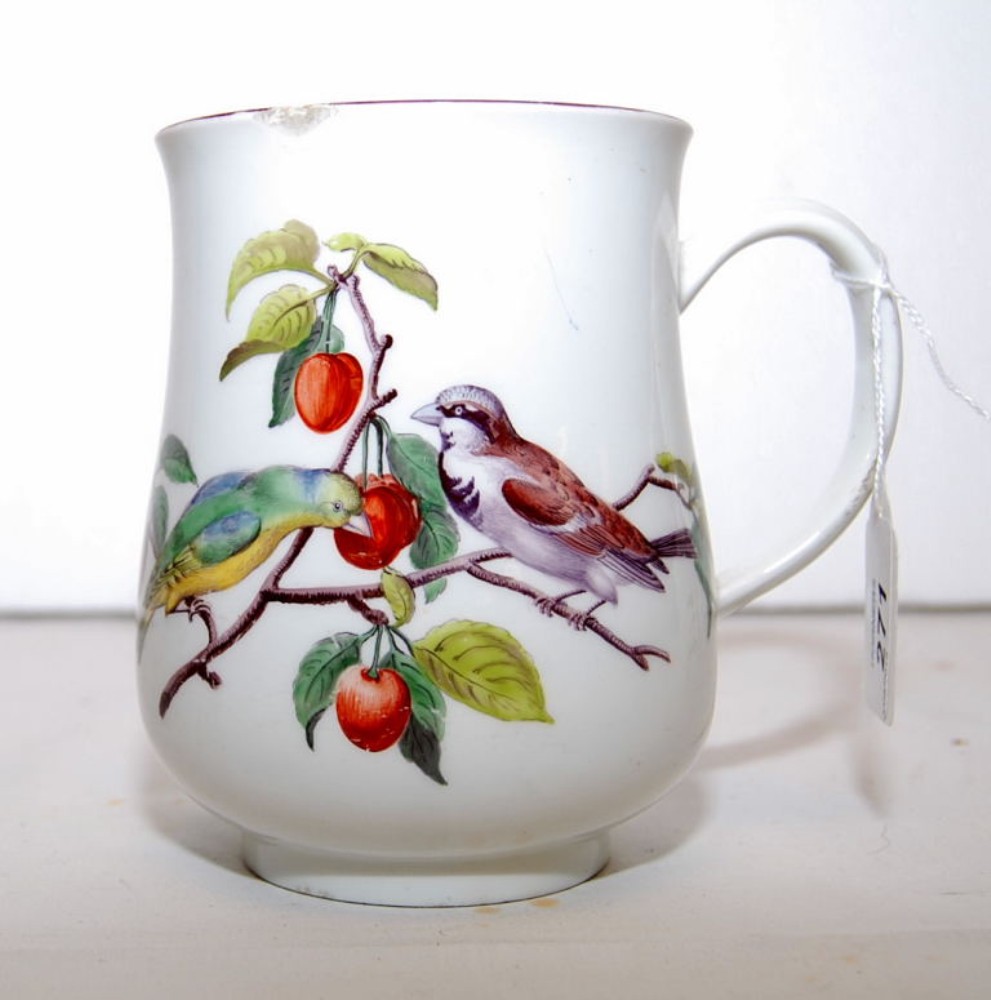 A CHELSEA PORCELAIN TANKARD, FINELY PAIN - Image 2 of 10