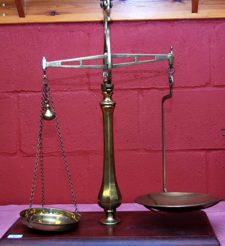 VICTORIAN BRASS AVERY 4LB BEAM SCALE CLA - Image 3 of 14