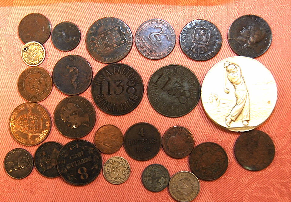 TUB OF MIXED COINAGE, GB PENNIES, SOME O - Image 2 of 3