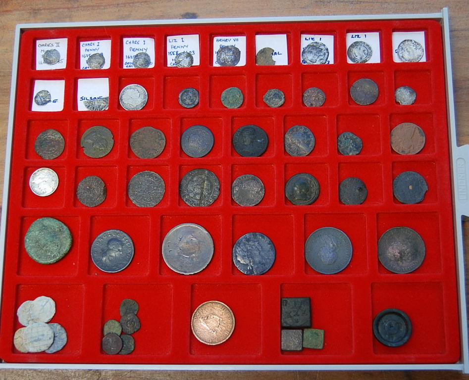 TRAY OF DETECTOR FINDS, COINS WITH HAMME