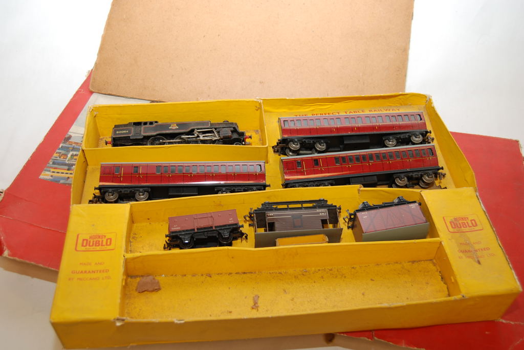 THREE HORNBY OO GAUGE MODEL RAILWAYS PAR - Image 8 of 11