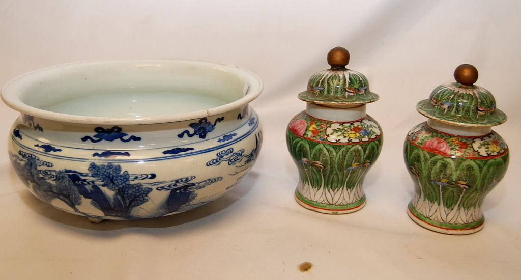 CHINESE BLUE AND WHITE FRUIT BOWL DECORA