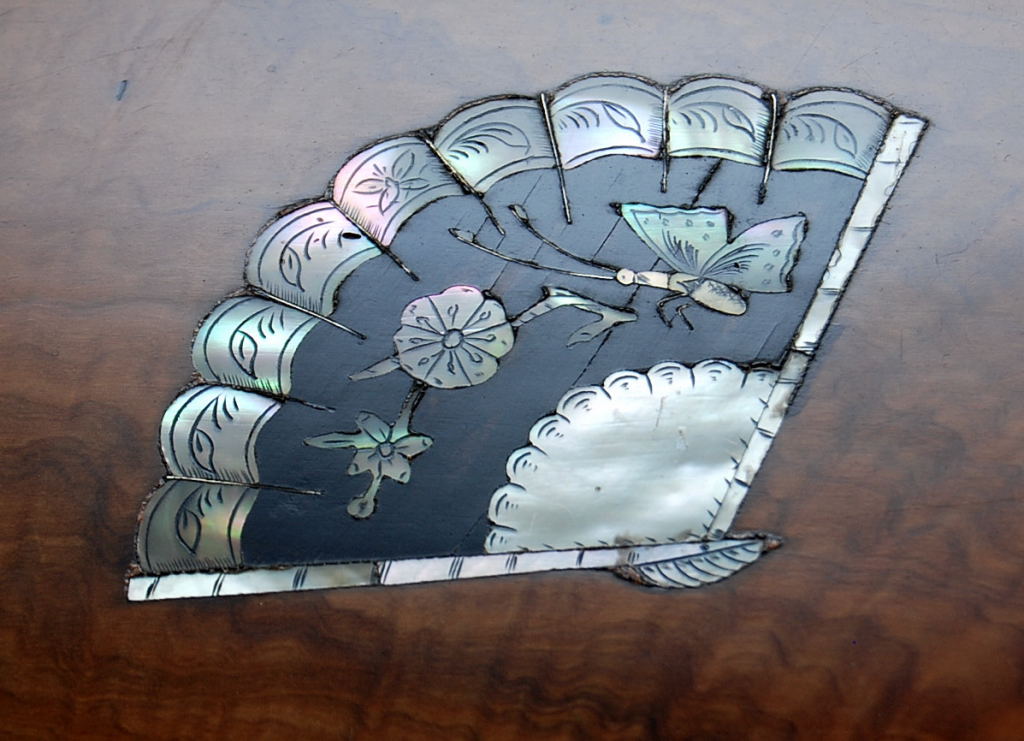 A 19TH CENTURY WALNUT AND INLAID WORKBOX - Image 3 of 4