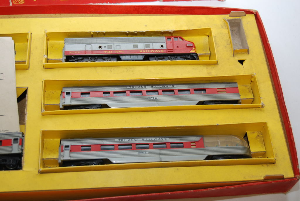 THREE HORNBY OO GAUGE MODEL RAILWAYS PAR - Image 11 of 11