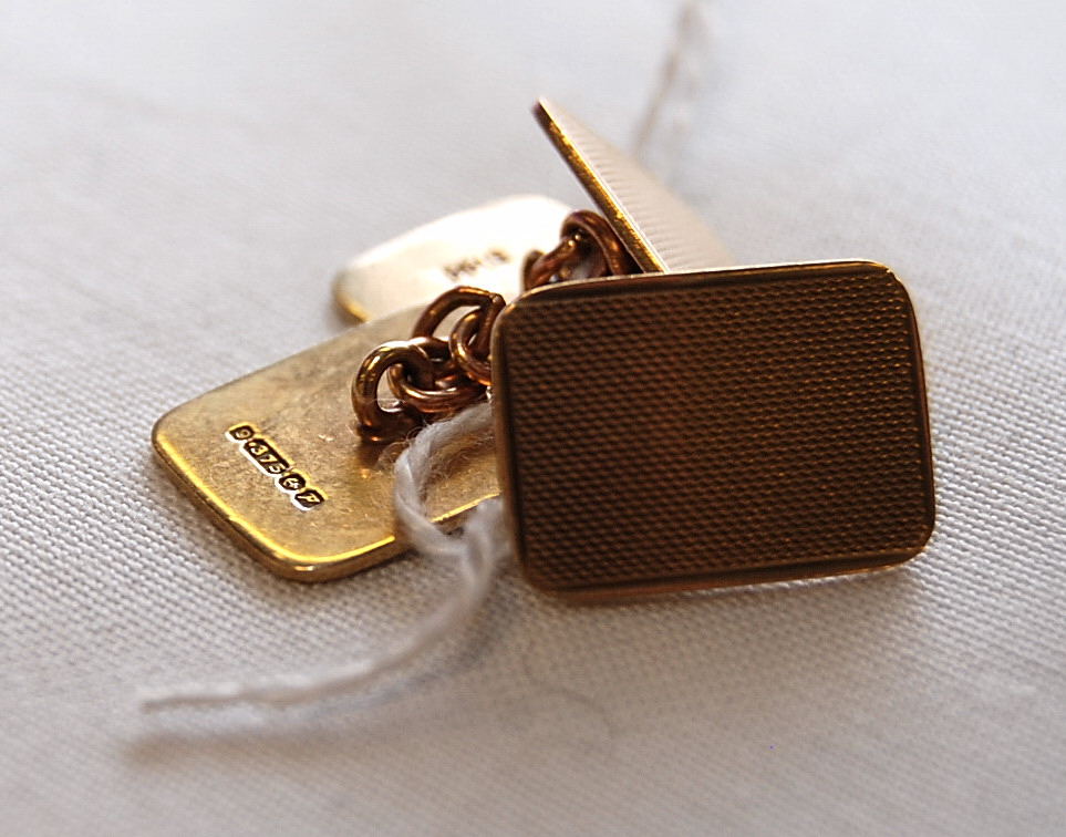 A PAIR OF 9CT GOLD GENTLEMAN'S CUFF LINK - Image 2 of 4