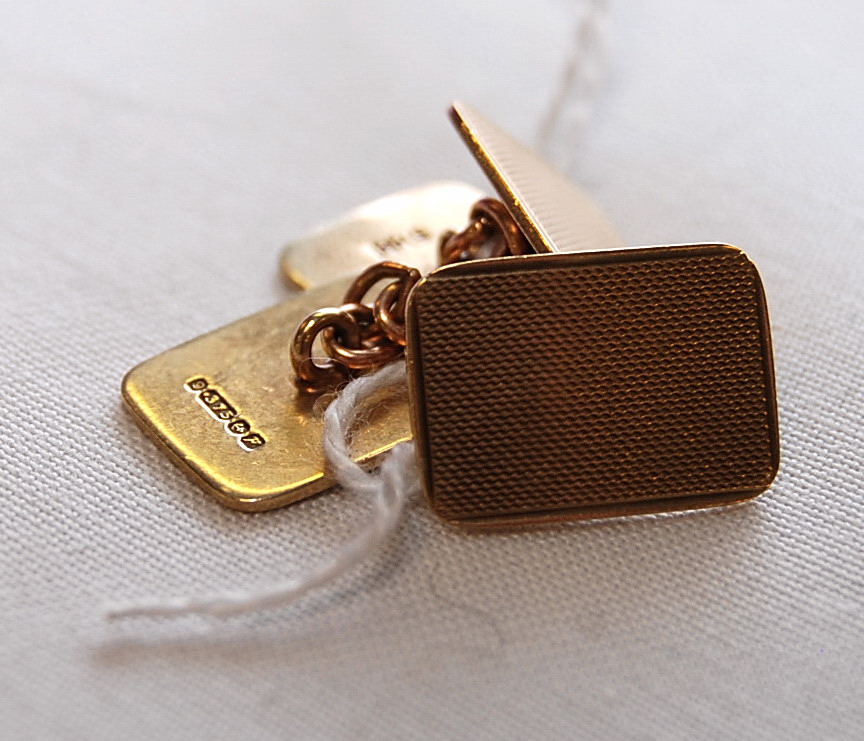 A PAIR OF 9CT GOLD GENTLEMAN'S CUFF LINK