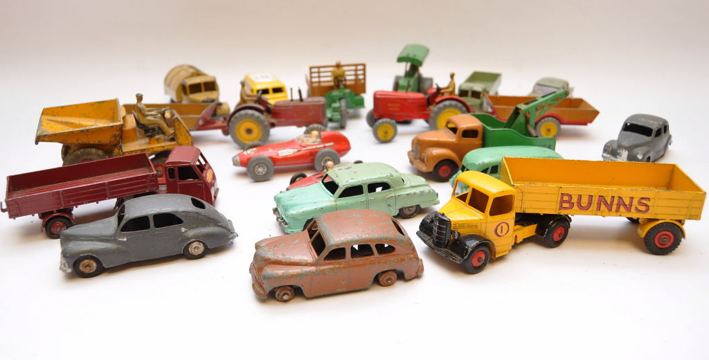 19 VINTAGE DIECAST DINKY TOYS TO INCLUDE TRACTORS WITH TRAILERS, CONSTRUCTION VEHICLES, LORRIES, - Image 4 of 4