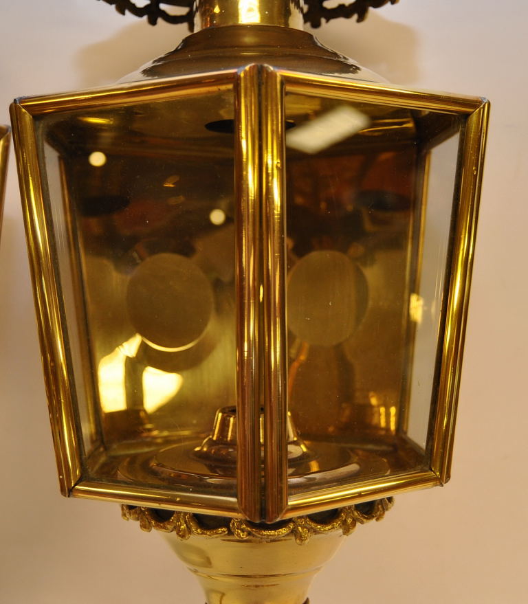 A PAIR OF 20TH CENTURY BRASS CARRIAGE STYLE LAMPS WITH EAGLE MOTIF, - Image 3 of 4