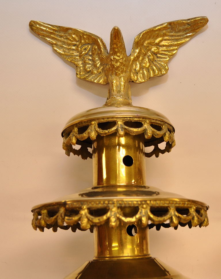 A PAIR OF 20TH CENTURY BRASS CARRIAGE STYLE LAMPS WITH EAGLE MOTIF, - Image 2 of 4