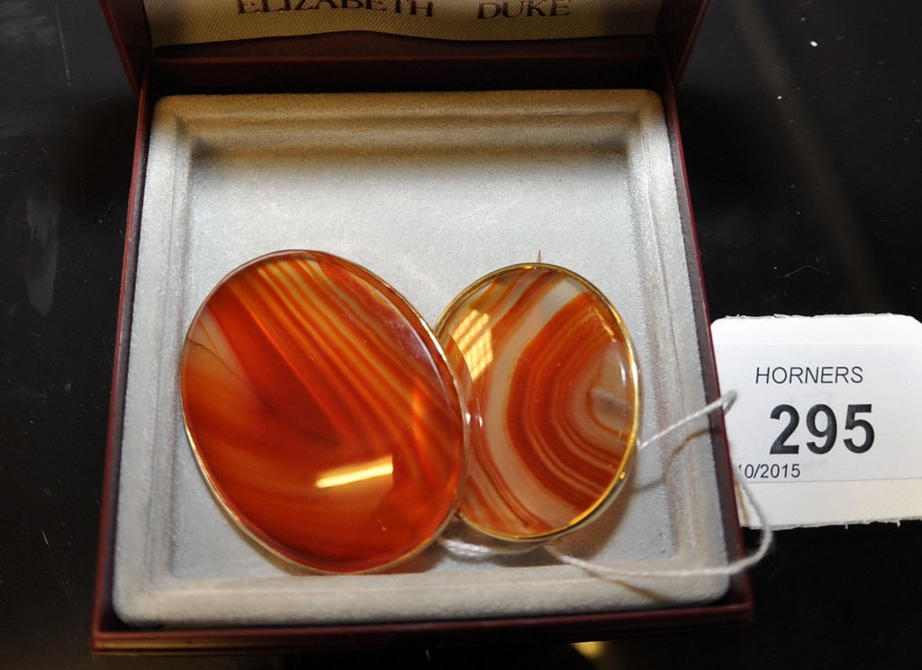 TWO ANTIQUE OVAL AGATE PANEL BROOCHES BOTH WITH 9CT GOLD FRAMES