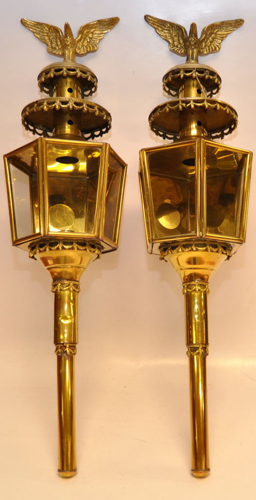 A PAIR OF 20TH CENTURY BRASS CARRIAGE STYLE LAMPS WITH EAGLE MOTIF,