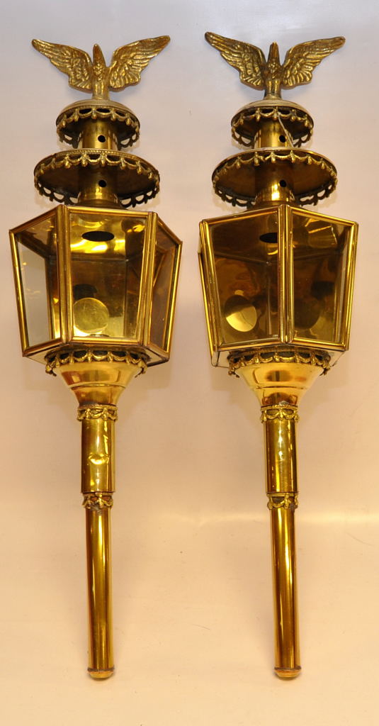 A PAIR OF 20TH CENTURY BRASS CARRIAGE STYLE LAMPS WITH EAGLE MOTIF, - Image 4 of 4