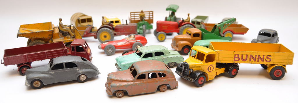 19 VINTAGE DIECAST DINKY TOYS TO INCLUDE TRACTORS WITH TRAILERS, CONSTRUCTION VEHICLES, LORRIES, - Image 3 of 4