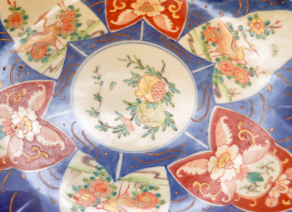 A LARGE JAPANESE IMARI PATTERN CHARGER DECORATED WITH STORK AND FLORAL PANELS IMPRESSED MARK TO - Image 4 of 6