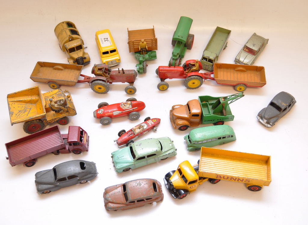 19 VINTAGE DIECAST DINKY TOYS TO INCLUDE TRACTORS WITH TRAILERS, CONSTRUCTION VEHICLES, LORRIES, - Image 2 of 4