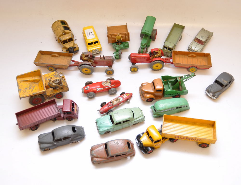 19 VINTAGE DIECAST DINKY TOYS TO INCLUDE TRACTORS WITH TRAILERS, CONSTRUCTION VEHICLES, LORRIES,