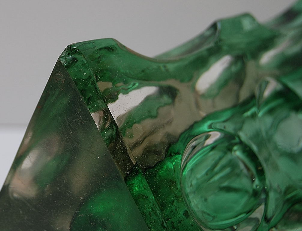 GREEN TRI-SIDED GLASS VASE 30CM, A/F - Image 3 of 5