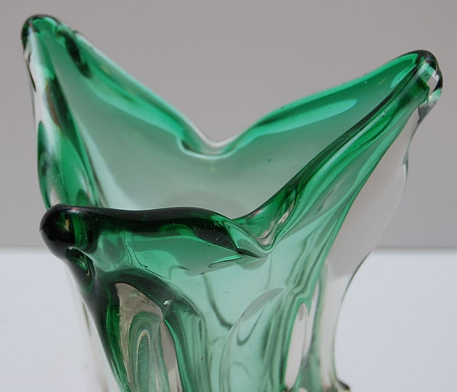 GREEN TRI-SIDED GLASS VASE 30CM, A/F - Image 5 of 5