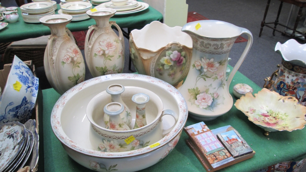 An Edwardian toilet set, comprising jug, basin and chamber pot, together with a jardiniere of