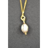 A 9ct gold necklace chain with freshwater pearl pendant in cage style mount - approx L50cm.