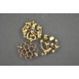 A 9ct gold and tourmaline brooch with foliate scroll decoration - diam 2.4cm, a 9ct gold brooch/