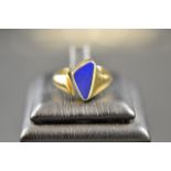 An 18ct gold torque style signet ring set with triangular lapis lazuli, size K - approx gross weight