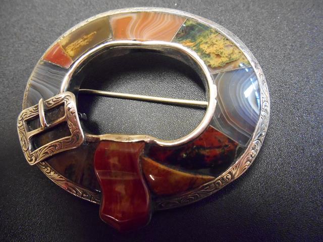 A white metal garter brooch mounted in sections with agates of varying colours - W6.5cm, together - Image 4 of 4