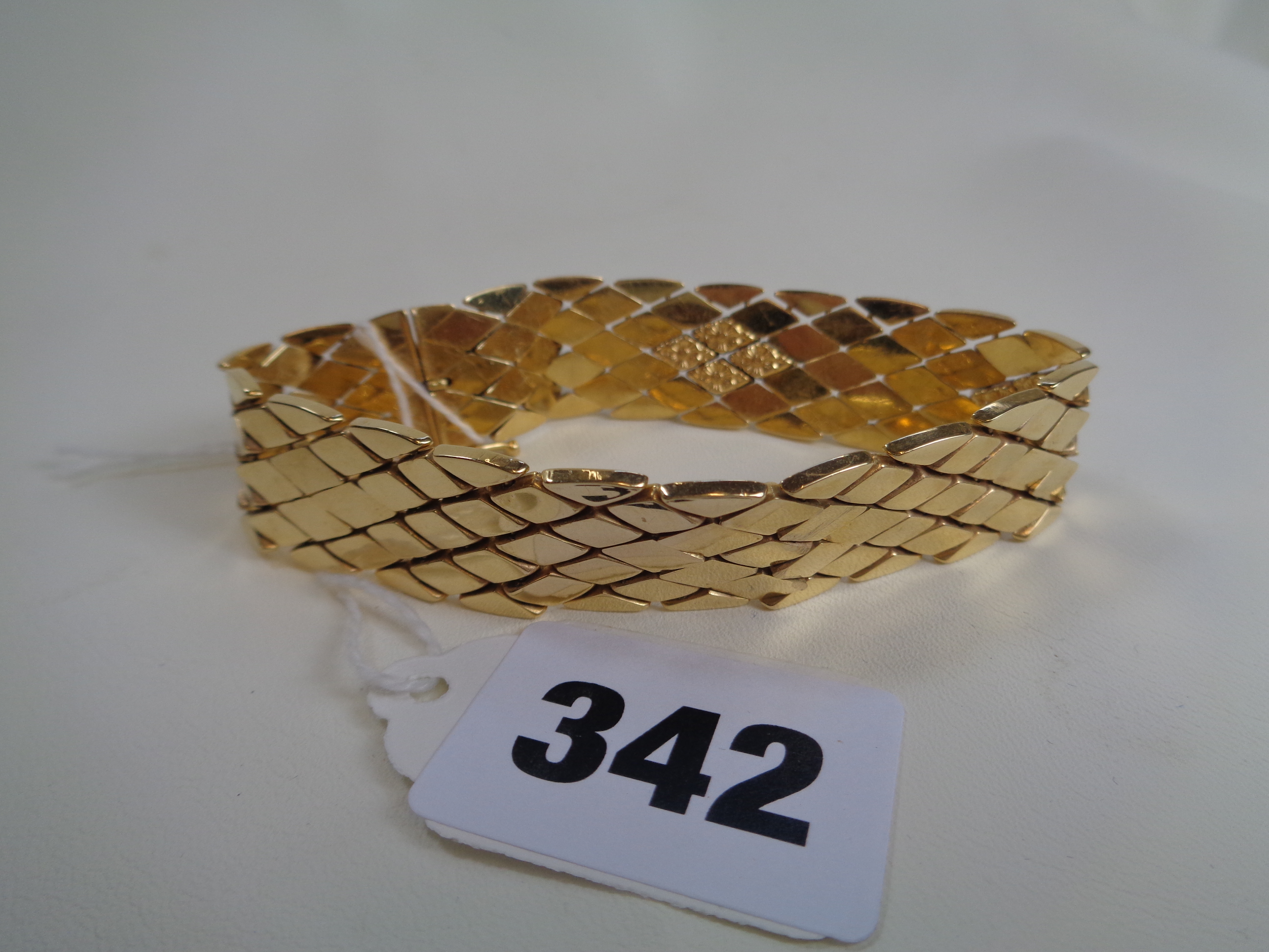 Ladies Asian 18ct Gold bracelet with Diamond shaped design stamped 750 32g total weight