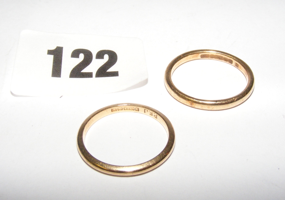 Two hallmarked gold rings, combined weight of 3.8 grams.