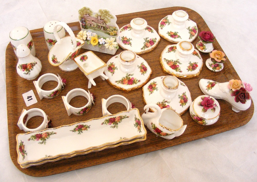 A tray of assorted Royal Albert Old Coun