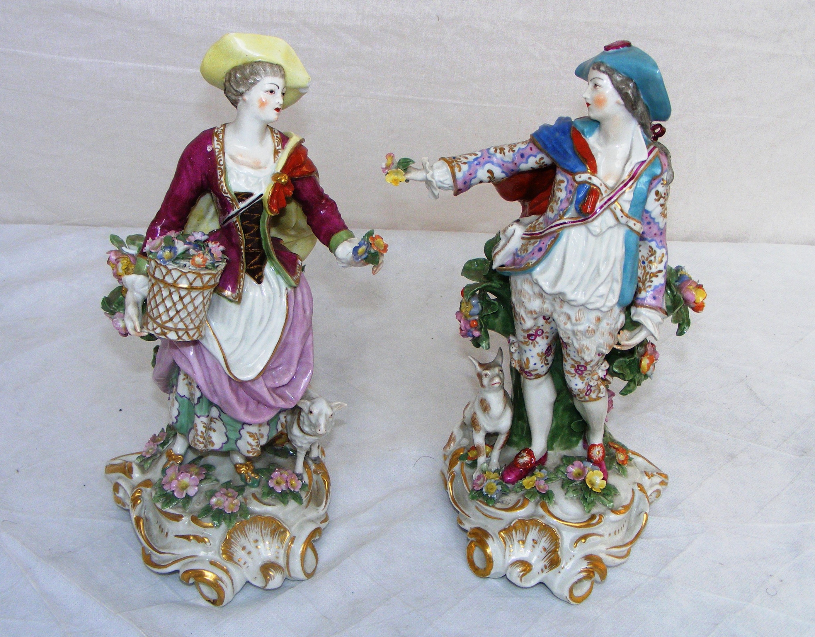 A pair of late 19th / early 20th century porcelain figurines, probably by Samson of Paris. Each 33cm