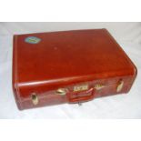 A vintage leather Samsonite suitcase. CONDITION REPORT: In very good clean condition, no obvious