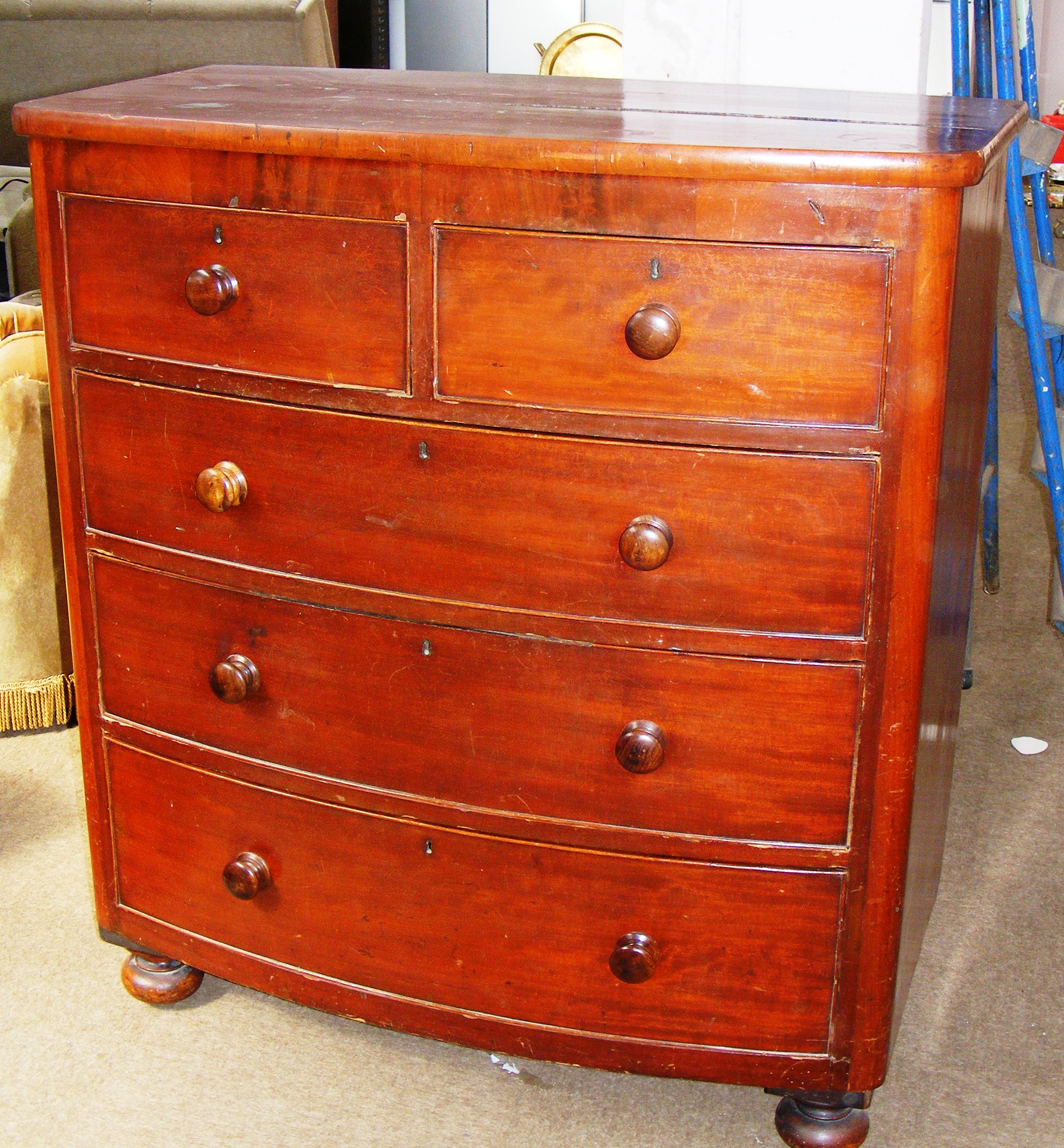 A Victorian bow fronted chest of drawers. 106cm wide. CONDITION REPORT: Not in perfect condition,