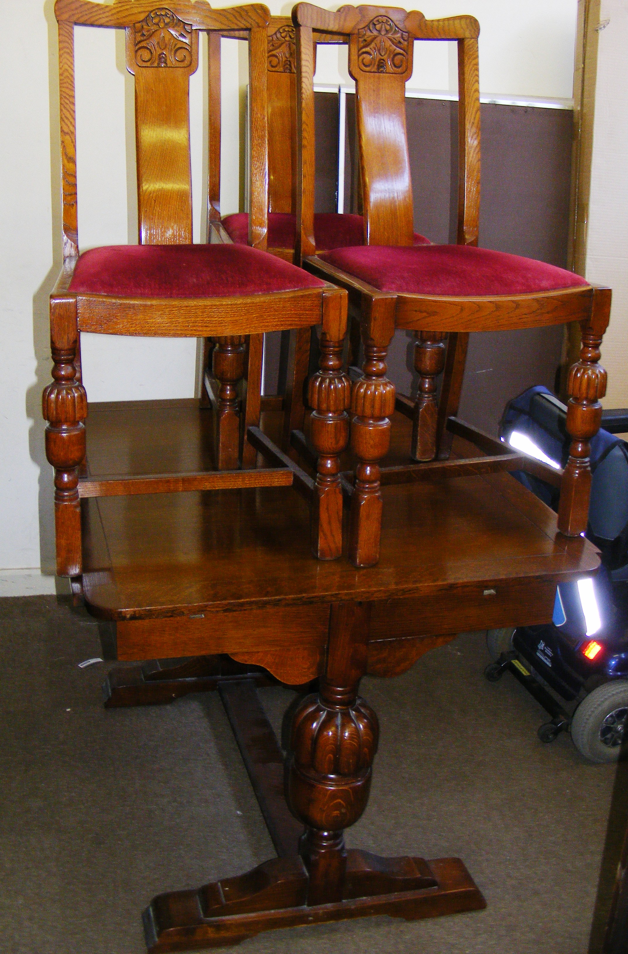 An oak table & chairs. CONDITION REPORT: Note: we do not offer an in house postage service, we - Image 2 of 2