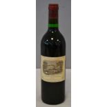 1 Blle	CH. LAFITE ROTHSCHILD	Pauillac 1er GCC	1977	 Et. à peine tâchée (3 tout petit accrocs). N :