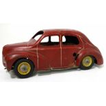 Voiture miniature 4 Cv Renault, circa 1950, en tôle peinte d'origine de couleur rouge (manque la