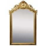 Grand miroir style Renaissance, en bois et stuc doré à décor d'un cartouche reliant deux