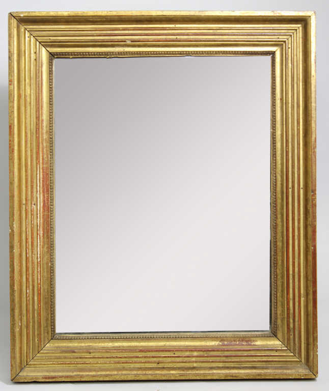 Miroir rectangulaire, cadre en bois doré mouluré à décor de rais de coeur, 67 x 56 cm