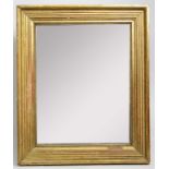 Miroir rectangulaire, cadre en bois doré mouluré à décor de rais de coeur, 67 x 56 cm