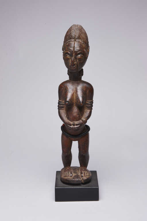 Baoulé (Côte d'Ivoire) - Statuette féminine debout aux mains reposant sur l'abdomen, jointes